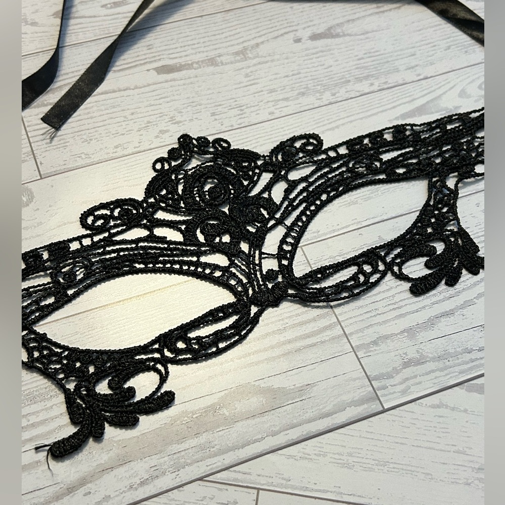 Elegant lace filigree masquerade mask NEW cosplay Halloween Victorian